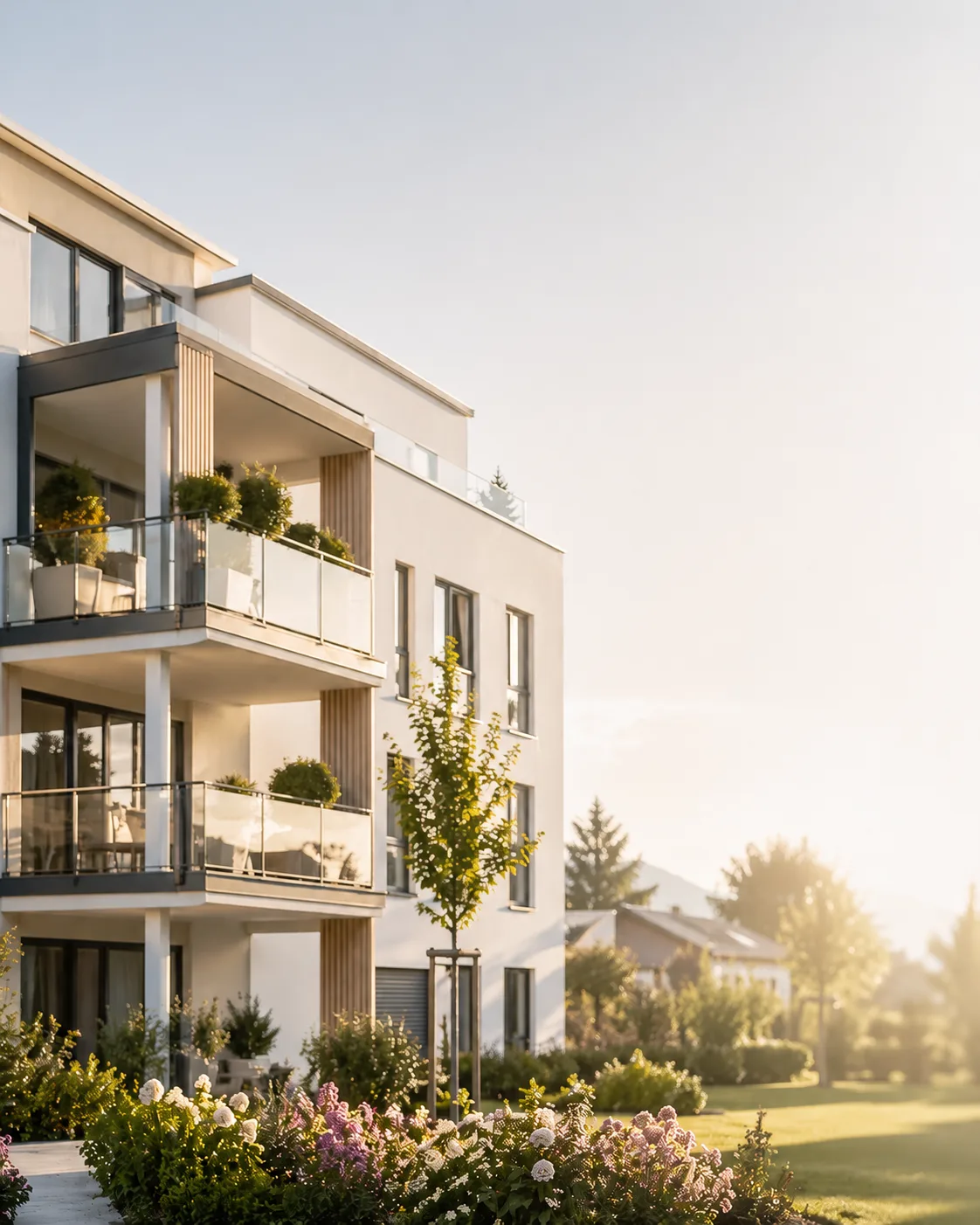 Moderne Wohnimmobilie mit Balkonen im Abendlicht