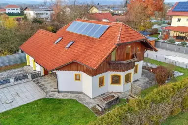 Gepflegtes Einfamilienhaus mit 7 Zimmern, Balkon, Garten und Garage in Mining