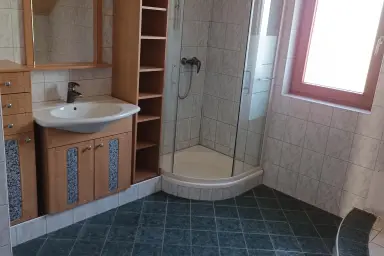 Gepflegtes Einfamilienhaus mit 7 Zimmern, Balkon, Garten und Garage in Mining – Thumbnail 6