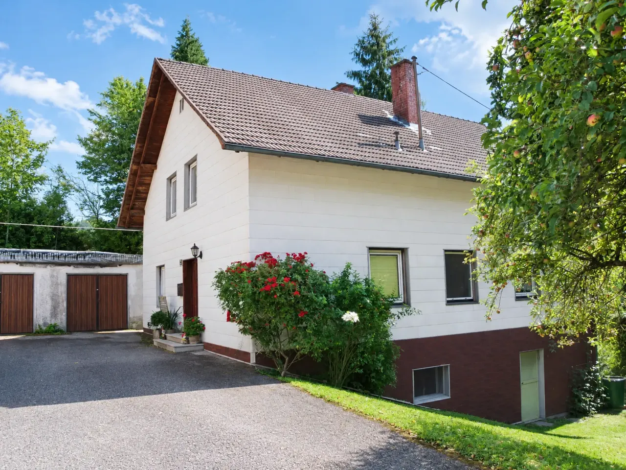 Großzügiges Einfamilienhaus mit Balkon, Garten und Garage in Laussa