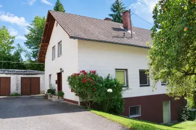 Großzügiges Einfamilienhaus mit Balkon, Garten und Garage in Laussa