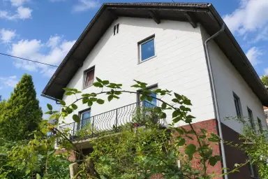 Großzügiges Einfamilienhaus mit Balkon, Garten und Garage in Laussa – Thumbnail 3