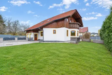 Gepflegtes Einfamilienhaus mit 7 Zimmern, Balkon, Garten und Garage in Mining
