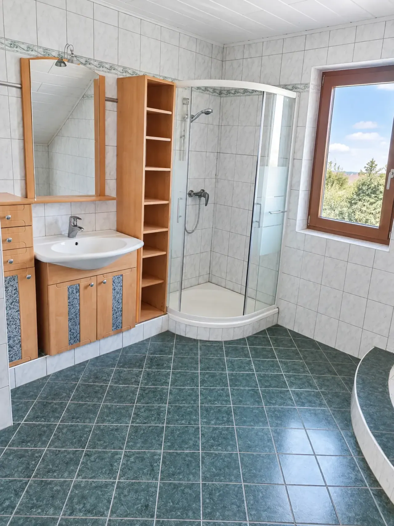 Gepflegtes Einfamilienhaus mit 7 Zimmern, Balkon, Garten und Garage in Mining, Foto 6