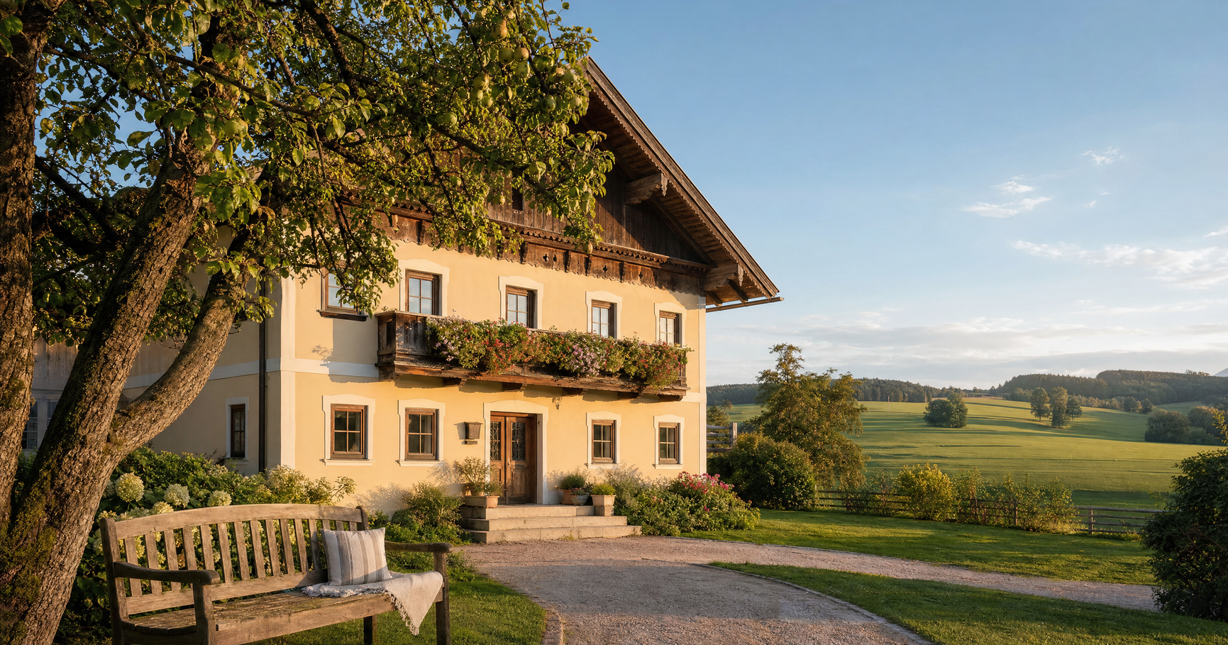 Oberösterreichisches Wohnhaus mit Gartenbank unter einem Birnbaum